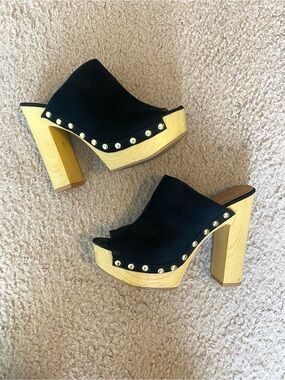 Super Cool Studded Wooden Chunky Pumps with Peep Toe